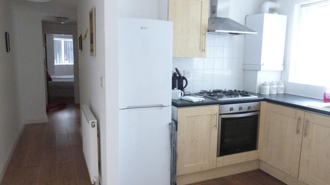 Chung cư 1000 m² 3 phòng ngủ, 1 phòng tắm riêng ở Watford Watford  Ngoại thất bức ảnh