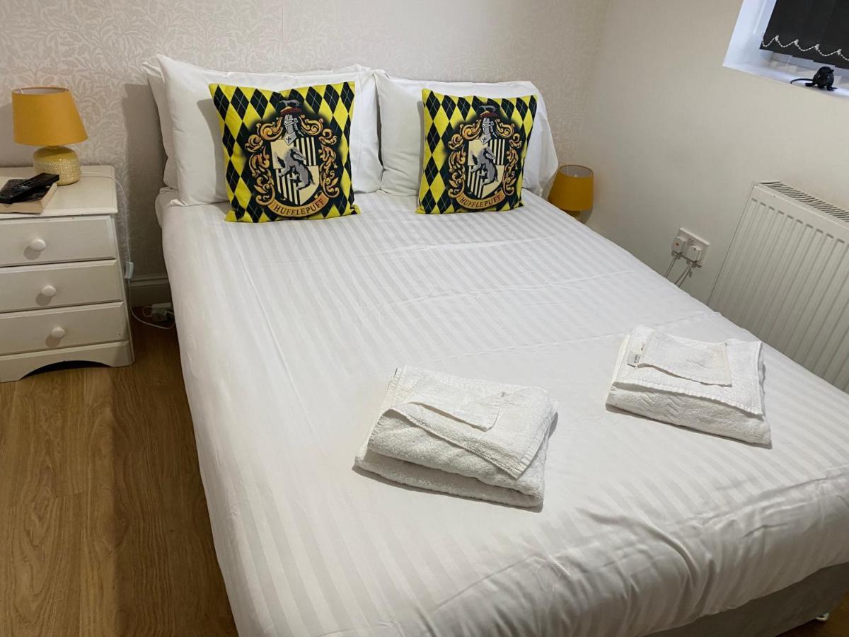 Chung cư 1000 m² 3 phòng ngủ, 1 phòng tắm riêng ở Watford Watford  Ngoại thất bức ảnh