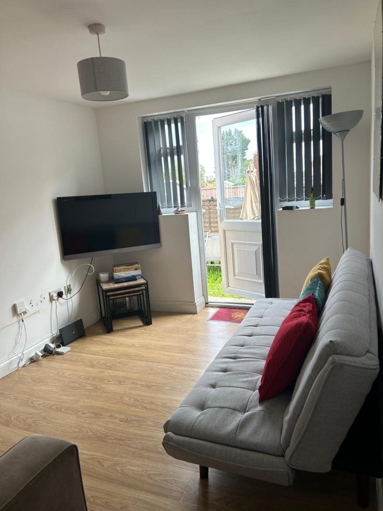 Chung cư 1000 m² 3 phòng ngủ, 1 phòng tắm riêng ở Watford Watford  Ngoại thất bức ảnh