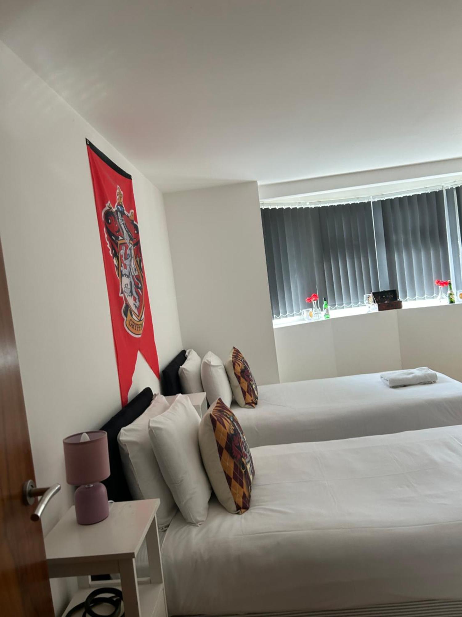 Chung cư 1000 m² 3 phòng ngủ, 1 phòng tắm riêng ở Watford Watford  Ngoại thất bức ảnh