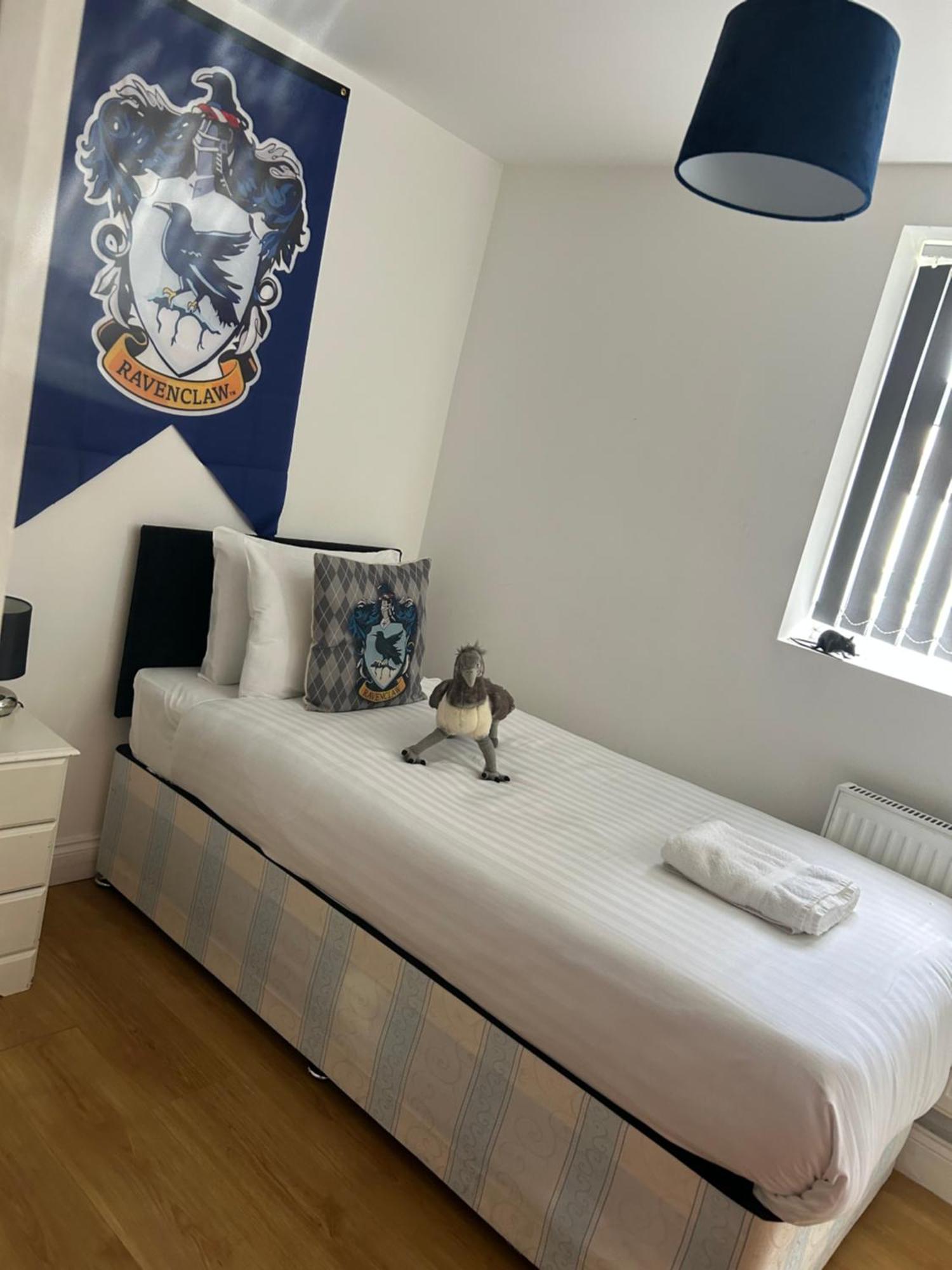 Chung cư 1000 m² 3 phòng ngủ, 1 phòng tắm riêng ở Watford Watford  Ngoại thất bức ảnh